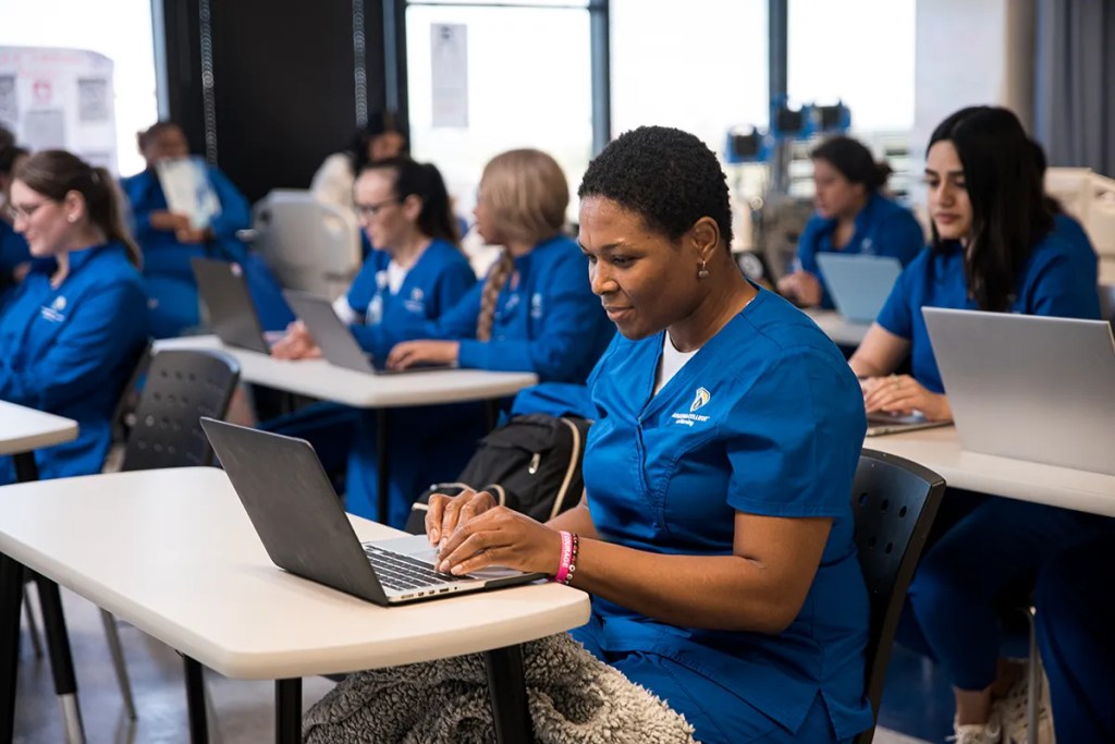 How to become a nicu nurse and what is a neonatal nurse